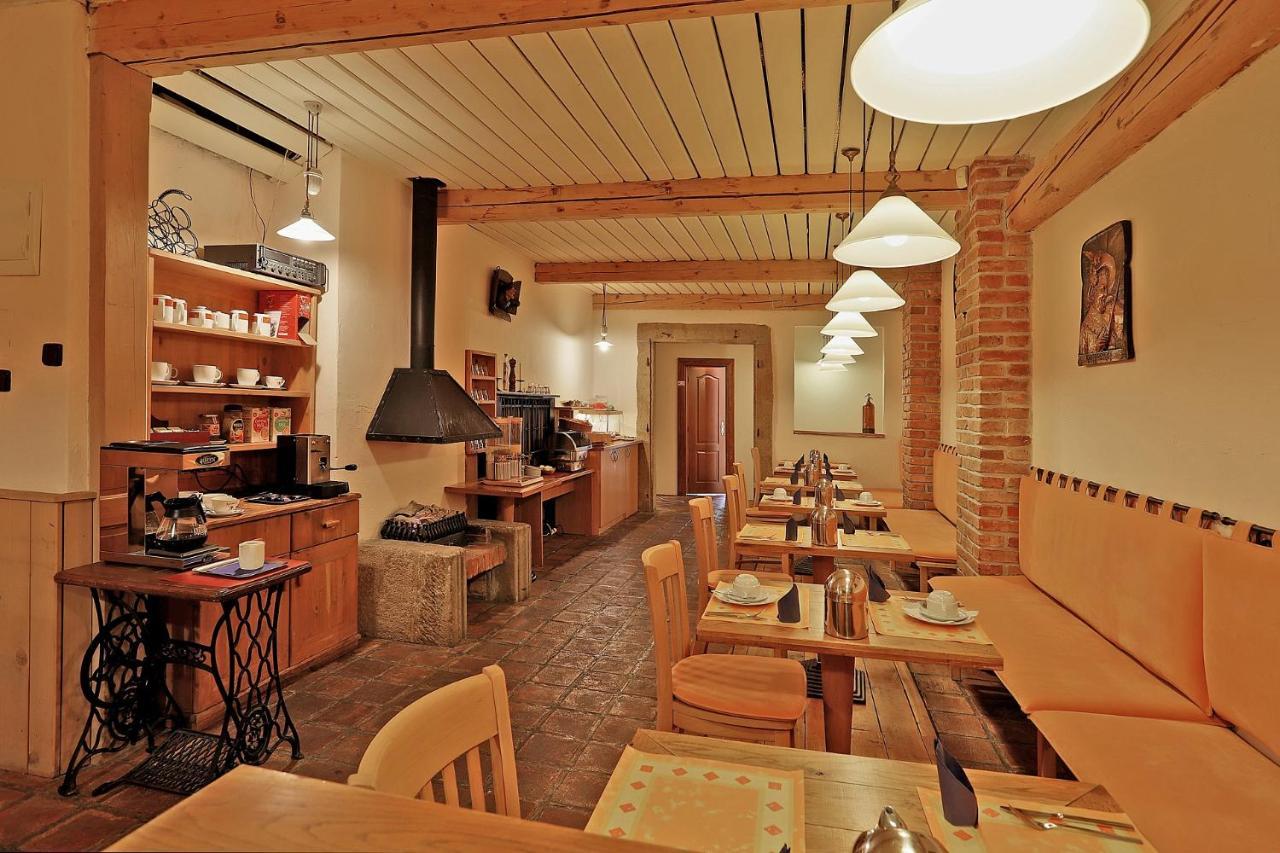Hotel Kavalir การ์โลวีวารี ภายนอก รูปภาพ
