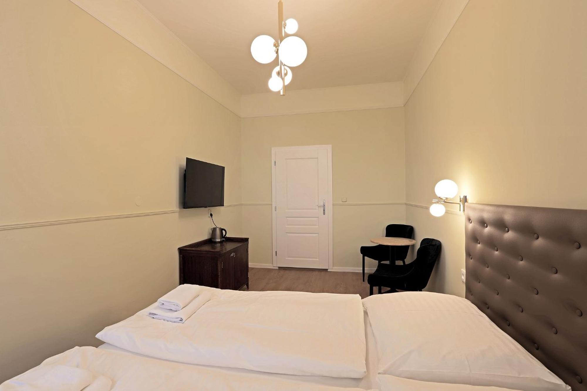 Hotel Kavalir การ์โลวีวารี ภายนอก รูปภาพ