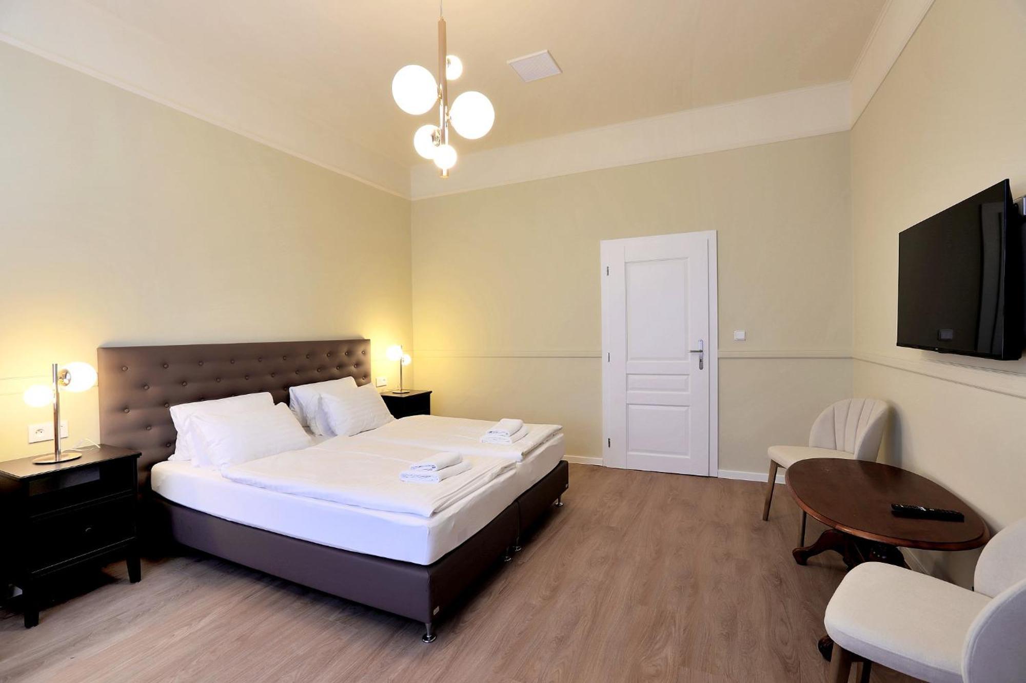 Hotel Kavalir การ์โลวีวารี ภายนอก รูปภาพ