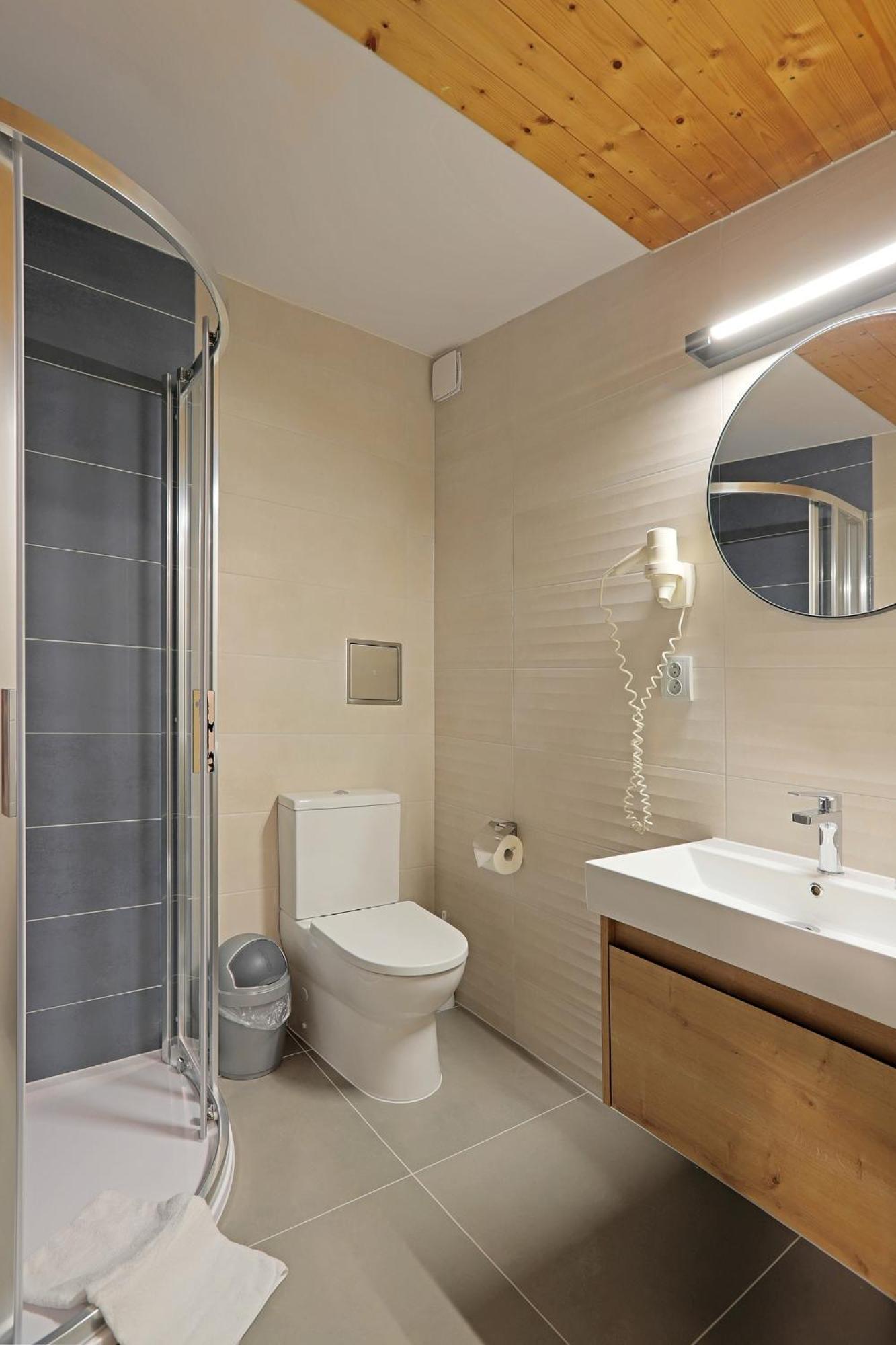 Hotel Kavalir การ์โลวีวารี ภายนอก รูปภาพ