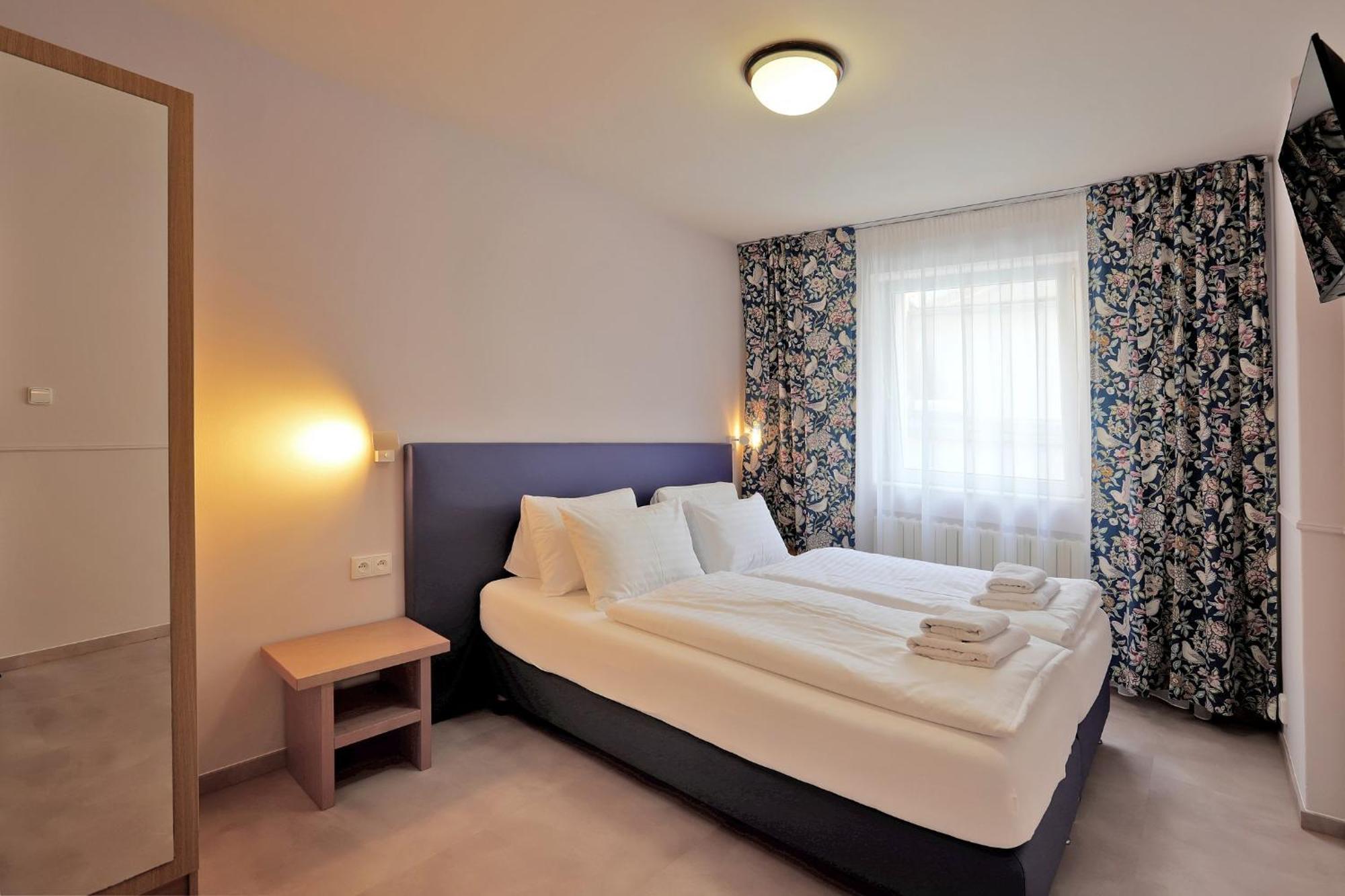 Hotel Kavalir การ์โลวีวารี ภายนอก รูปภาพ