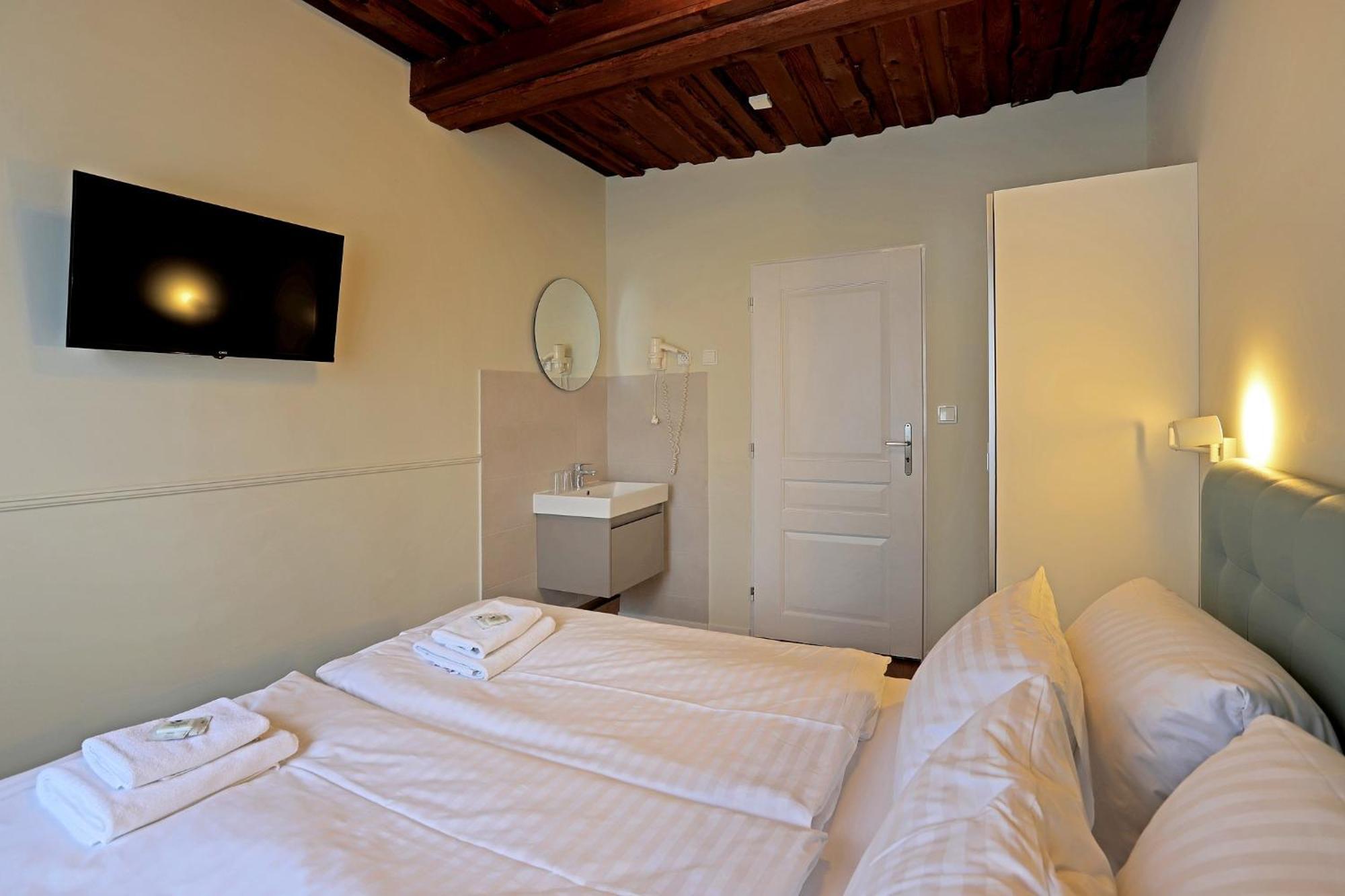 Hotel Kavalir การ์โลวีวารี ภายนอก รูปภาพ
