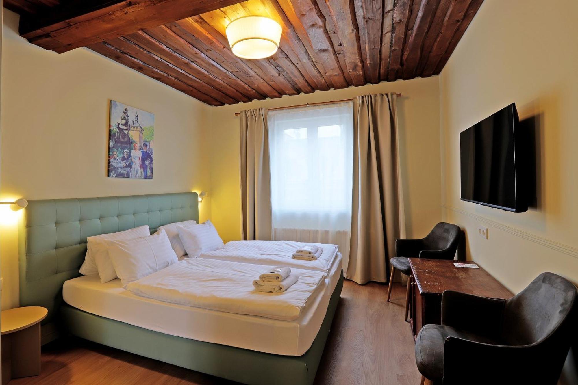 Hotel Kavalir การ์โลวีวารี ภายนอก รูปภาพ
