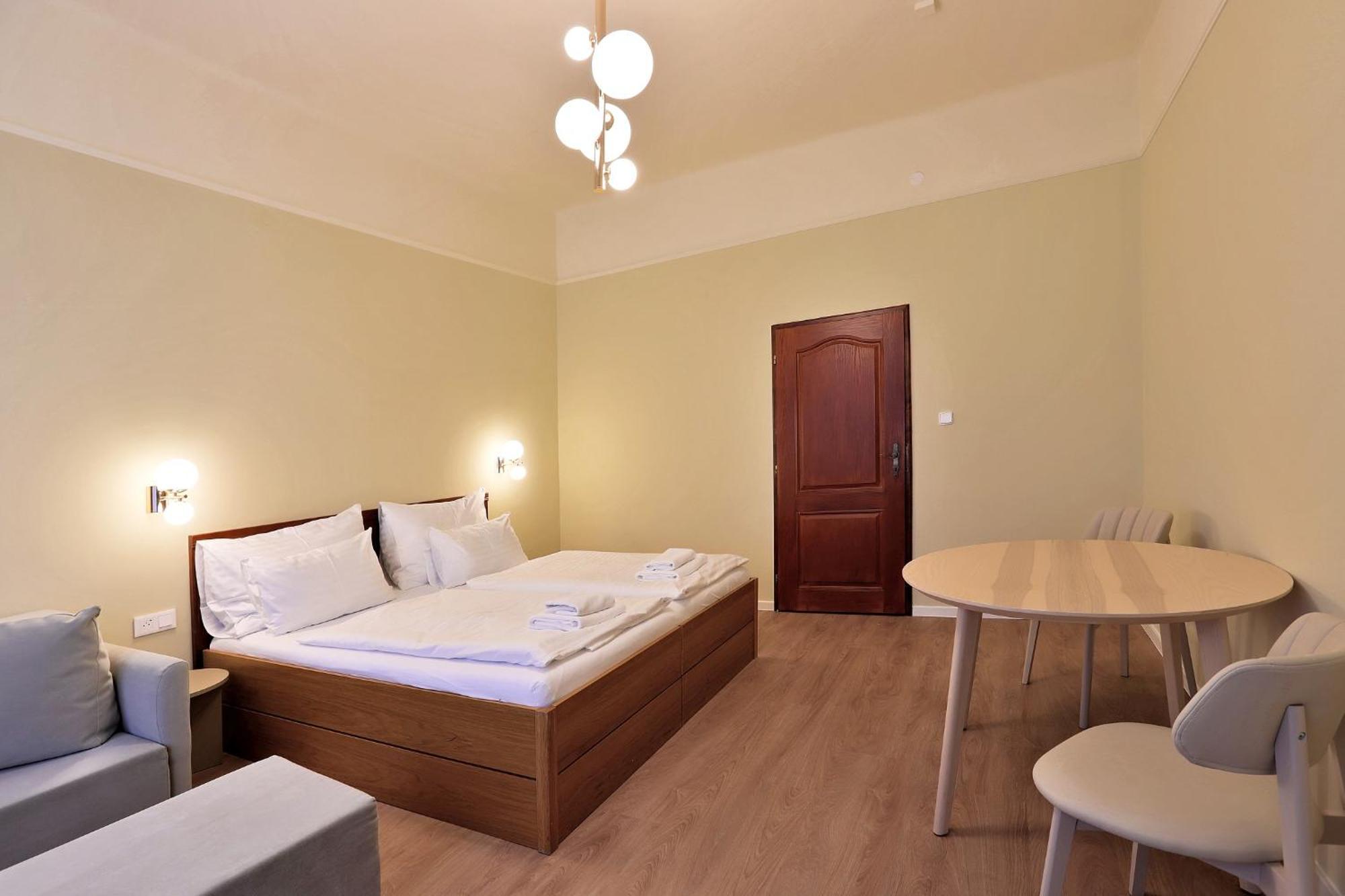 Hotel Kavalir การ์โลวีวารี ภายนอก รูปภาพ