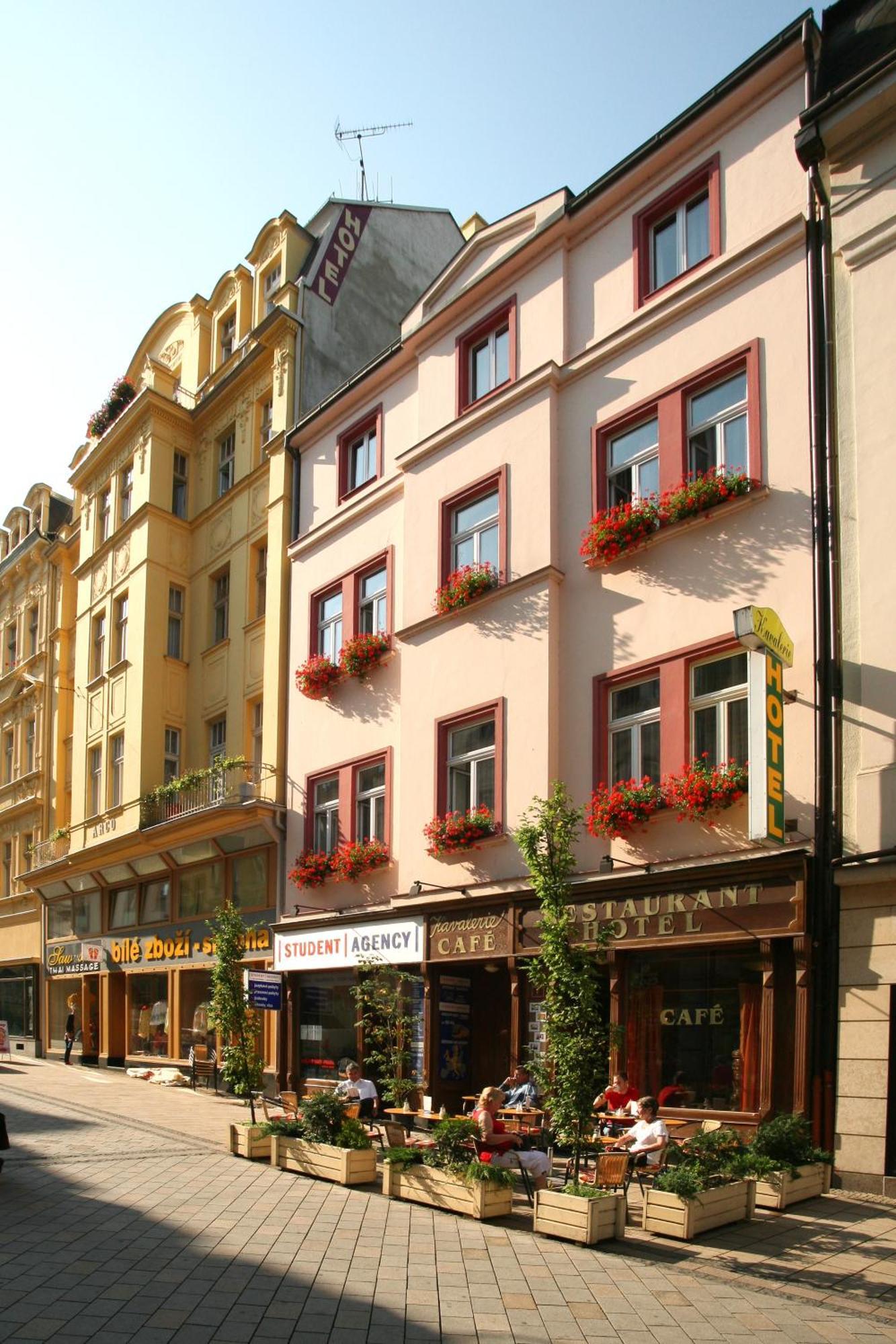 Hotel Kavalir การ์โลวีวารี ภายนอก รูปภาพ