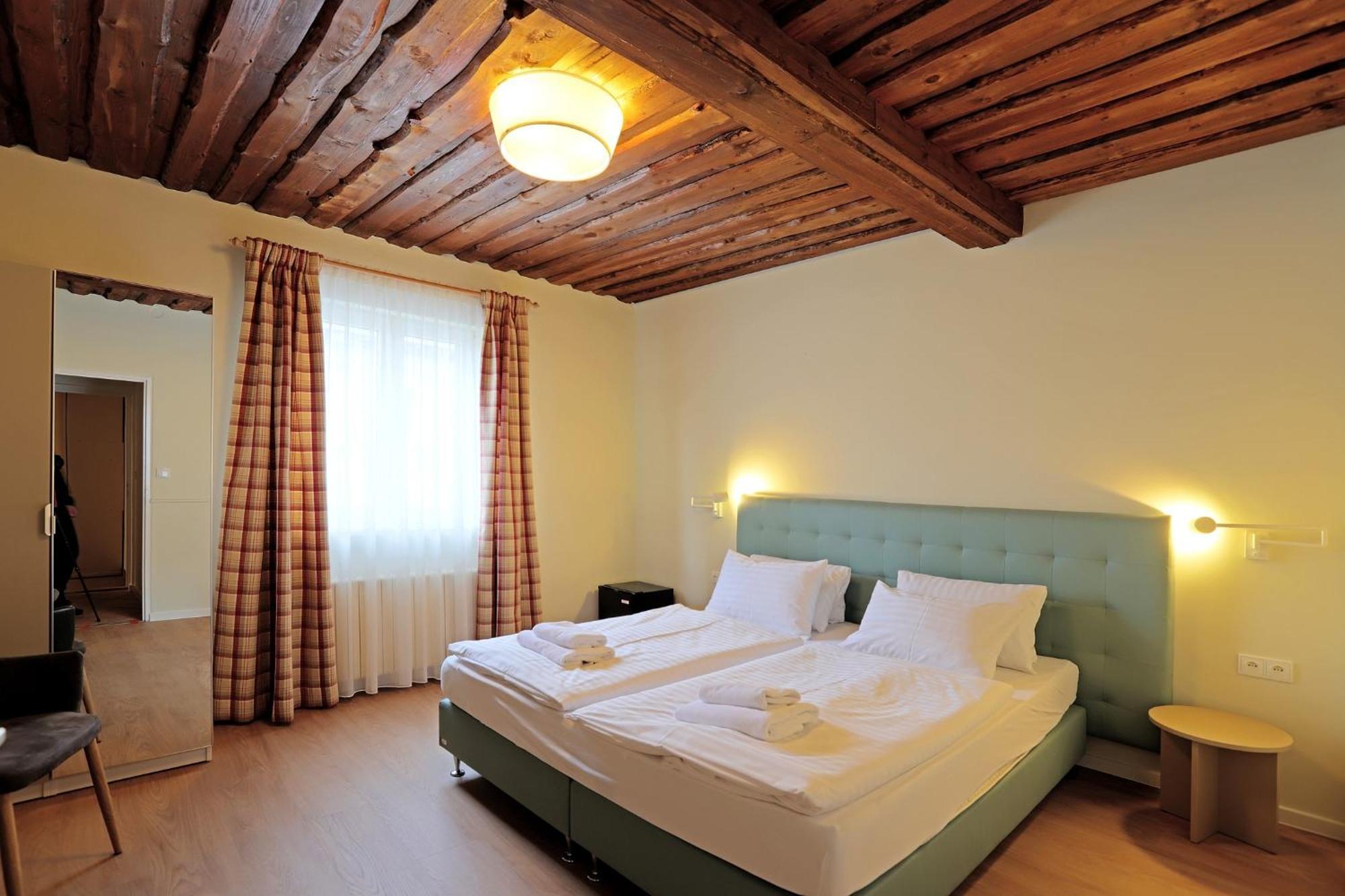 Hotel Kavalir การ์โลวีวารี ภายนอก รูปภาพ