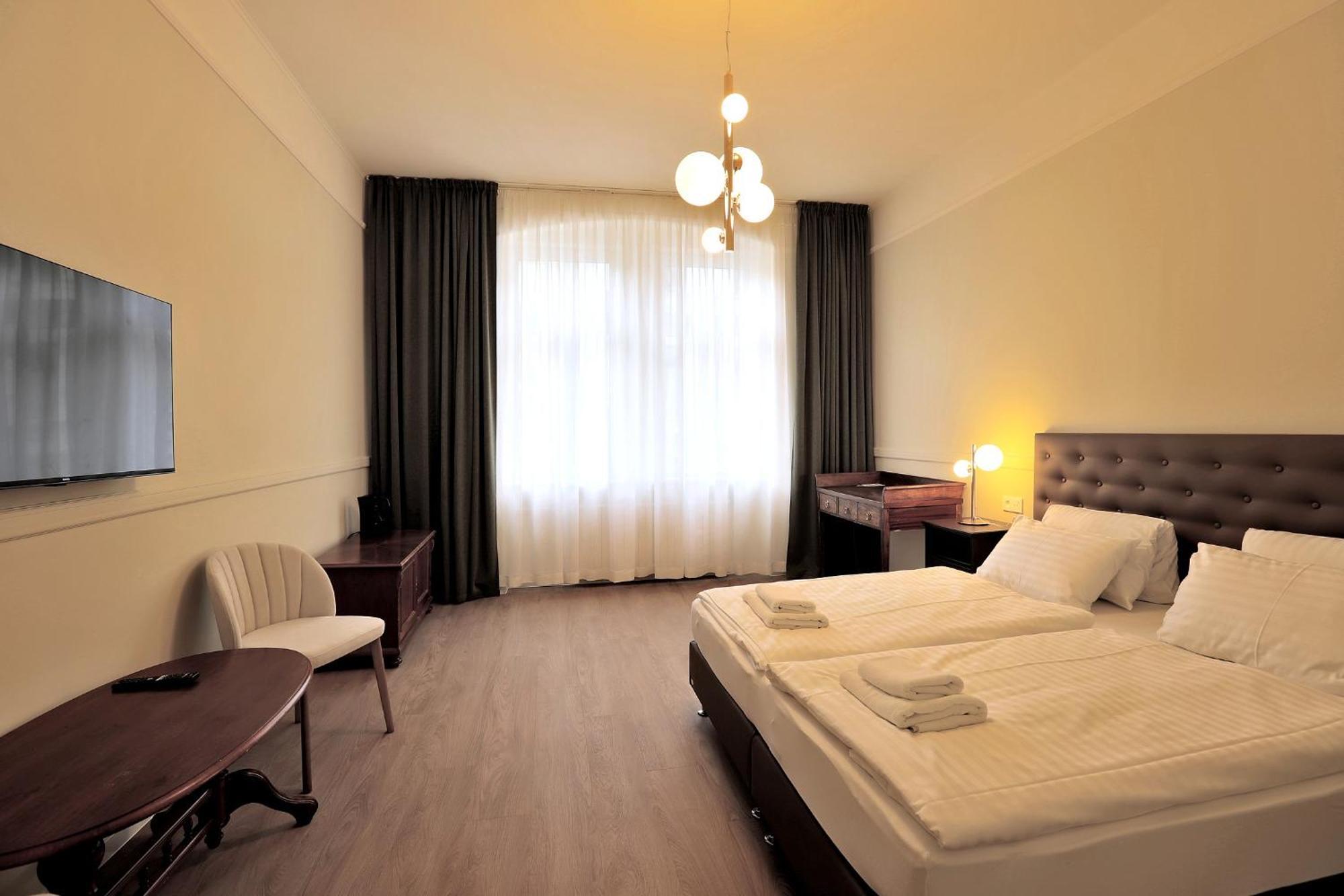 Hotel Kavalir การ์โลวีวารี ภายนอก รูปภาพ