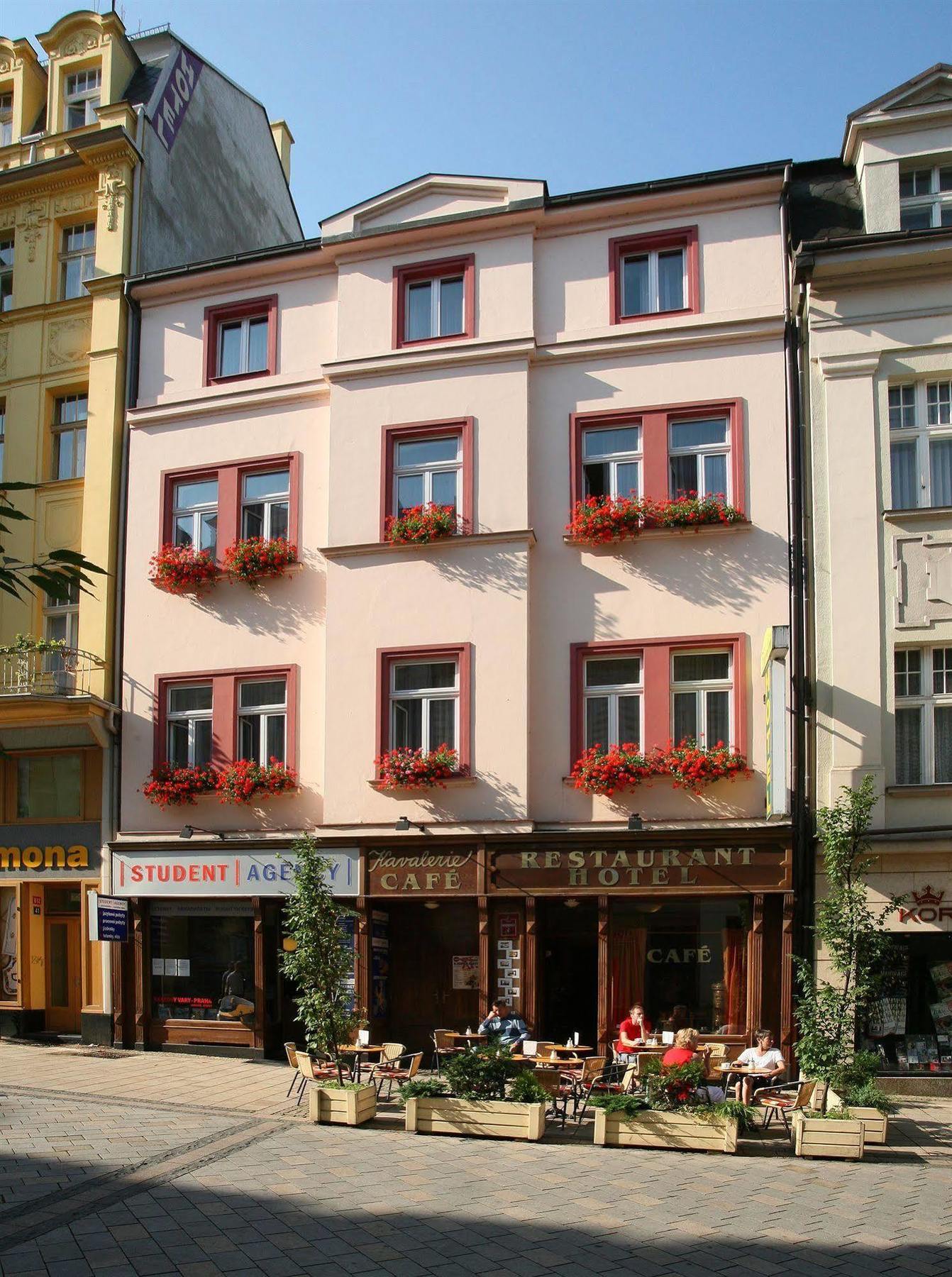 Hotel Kavalir การ์โลวีวารี ภายนอก รูปภาพ