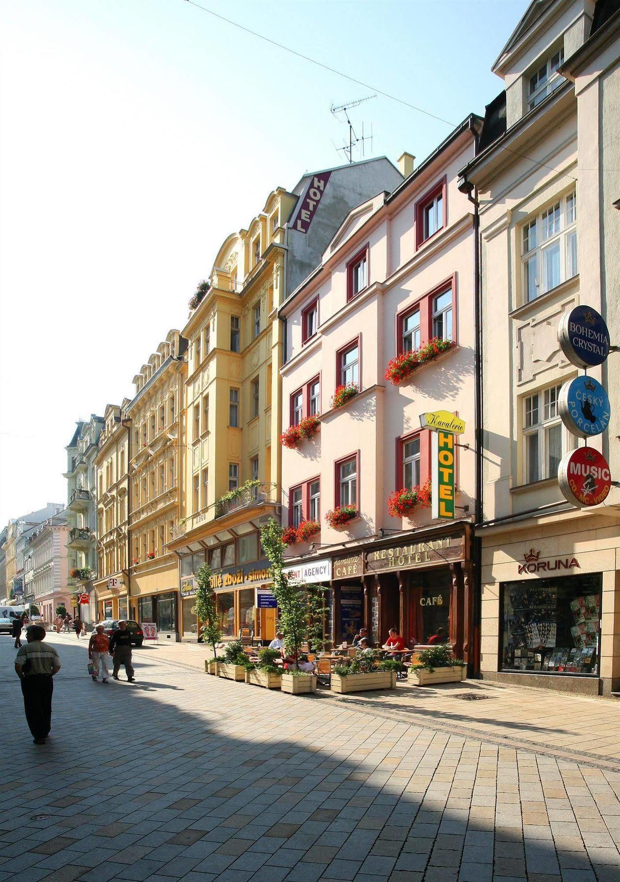 Hotel Kavalir การ์โลวีวารี ภายนอก รูปภาพ